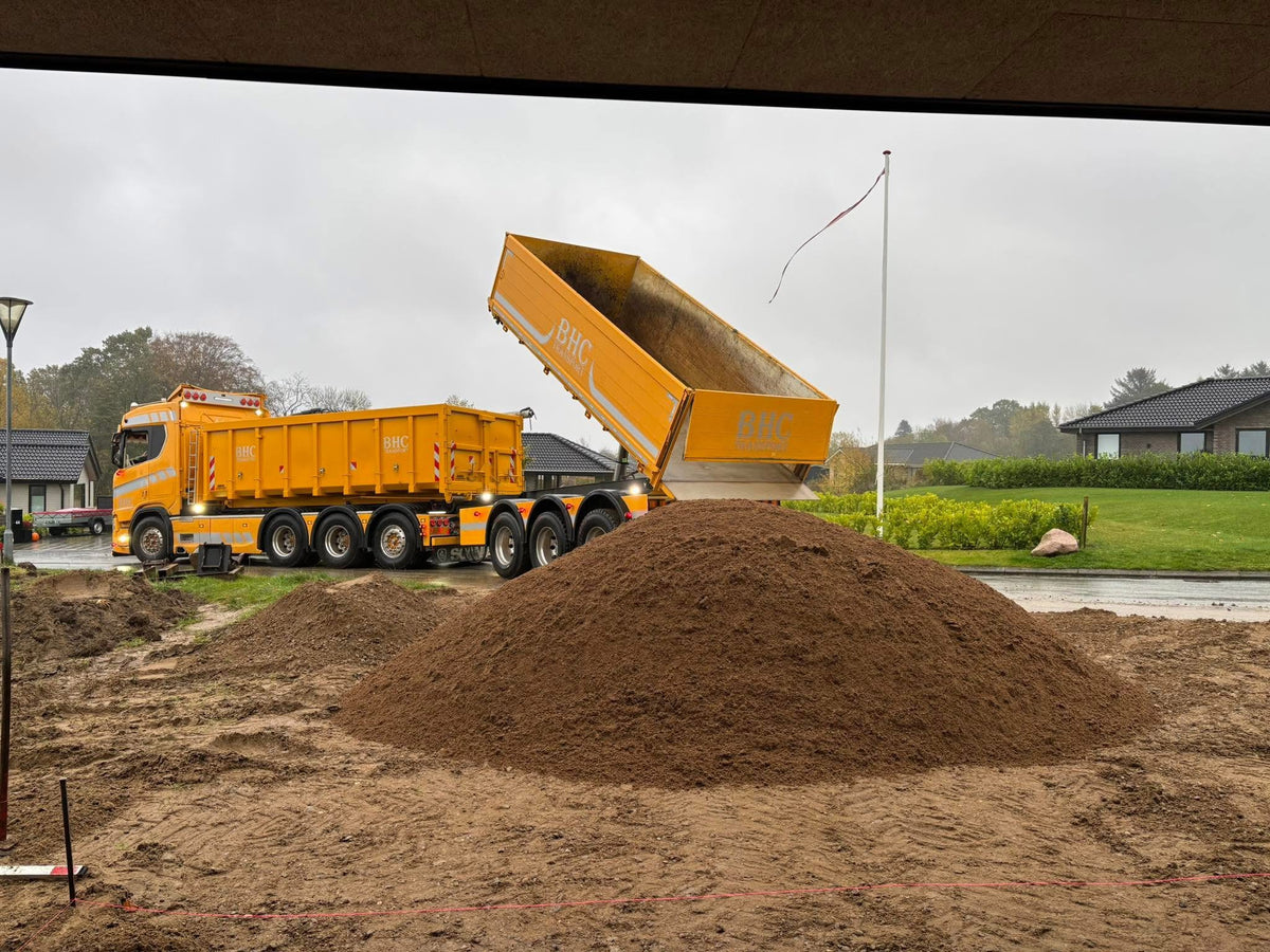 Tipvogn leverer sand på byggegrund