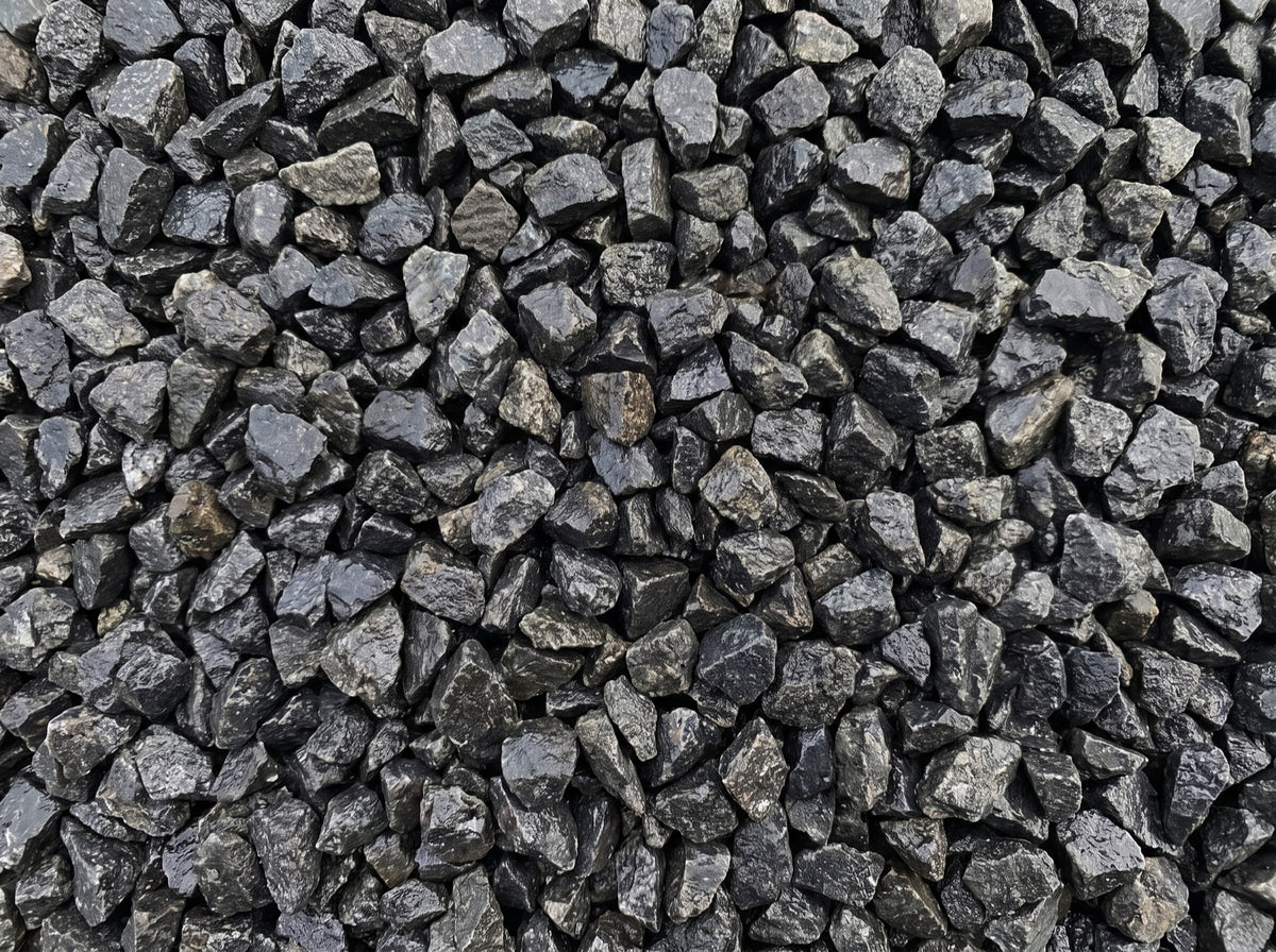 Granitskærver sort Hyperite 8-11 mm – nærbillede af tekstur