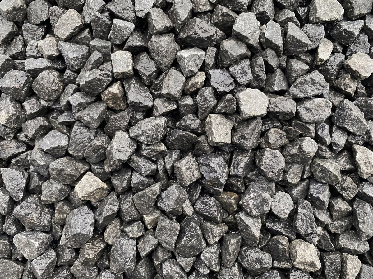 Granitskærver sort Hyperite 11-16 mm – nærbillede af tekstur
